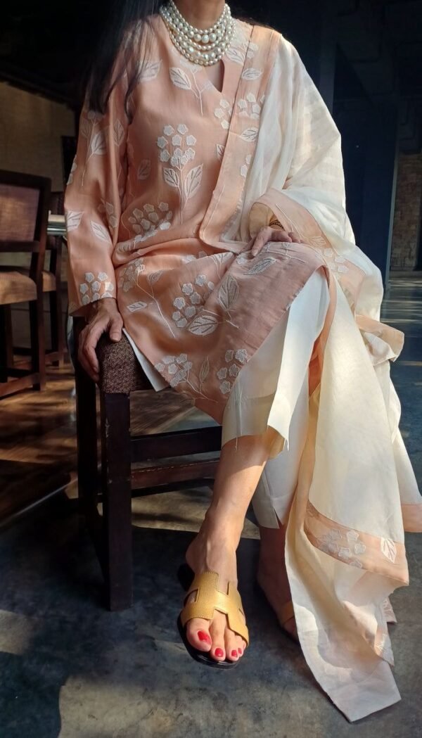 A Chandri Floral Embroidered Kurtha 3Pcs Set